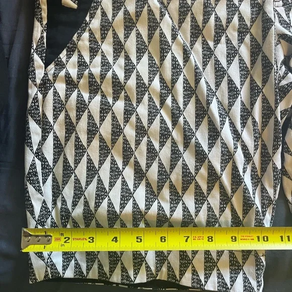 Manaola Black and White Geometric Men Shorts
Like a 
36 and fits perfectly 🤙🏾 - Picture 7 of 7